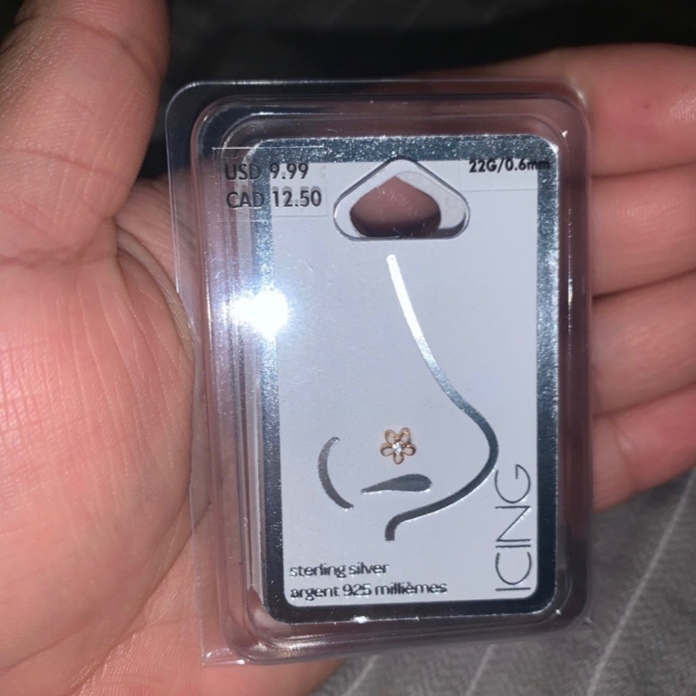 Flower nose piercing